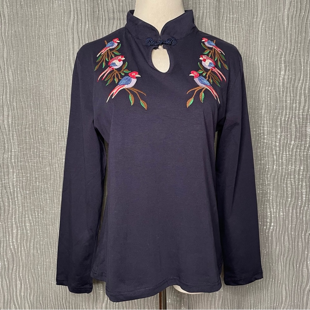 Yuetu bird embroidered keyhole top